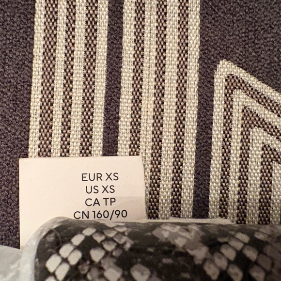 NWT H&M White Snakeskin Coated Leggings Size XS - Picture 12 of 12